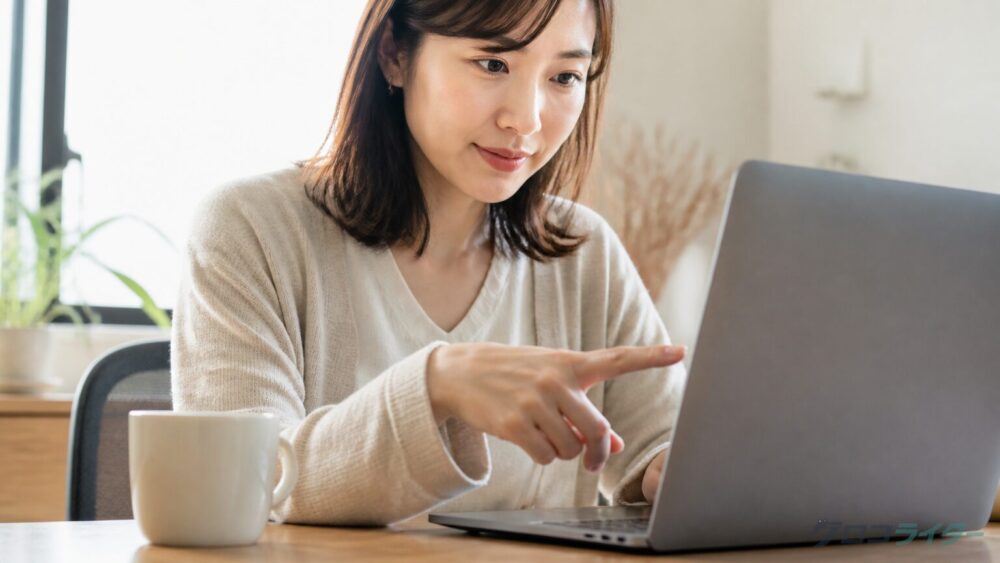 送信前に件名・宛名・金額を確認する女性の手元の写真